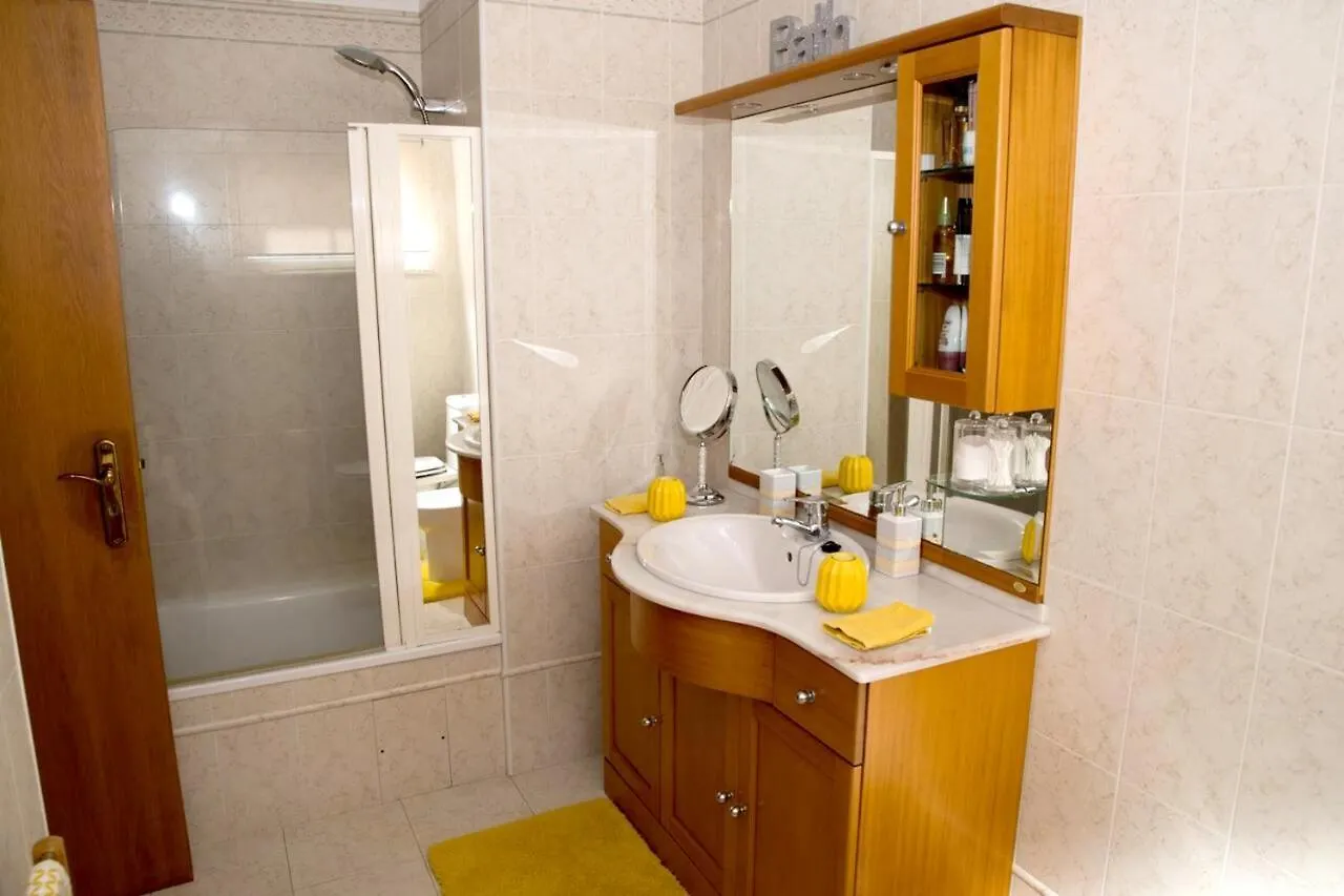 Dom wakacyjny Willa Charming House In Santa Cruz With Sea View Portugalia